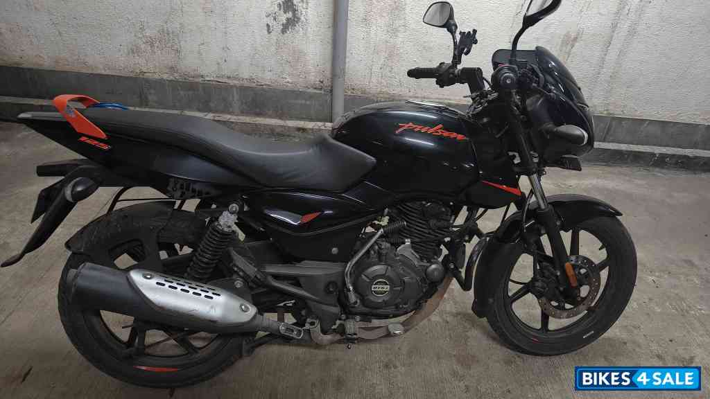 Black Bajaj Pulsar 125 Neon BS6