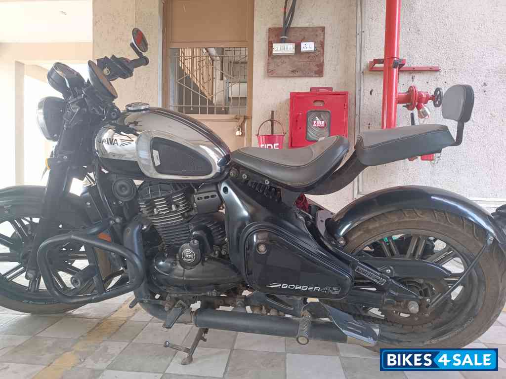 Jawa 42 Bobber Black Mirror