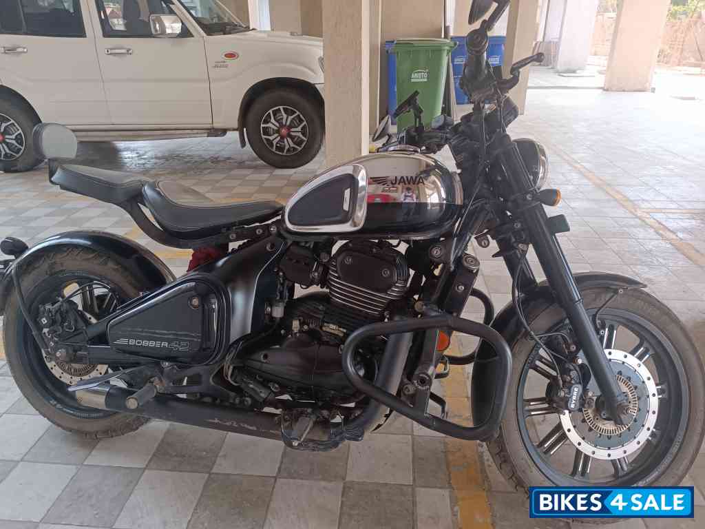 Jawa 42 Bobber Black Mirror