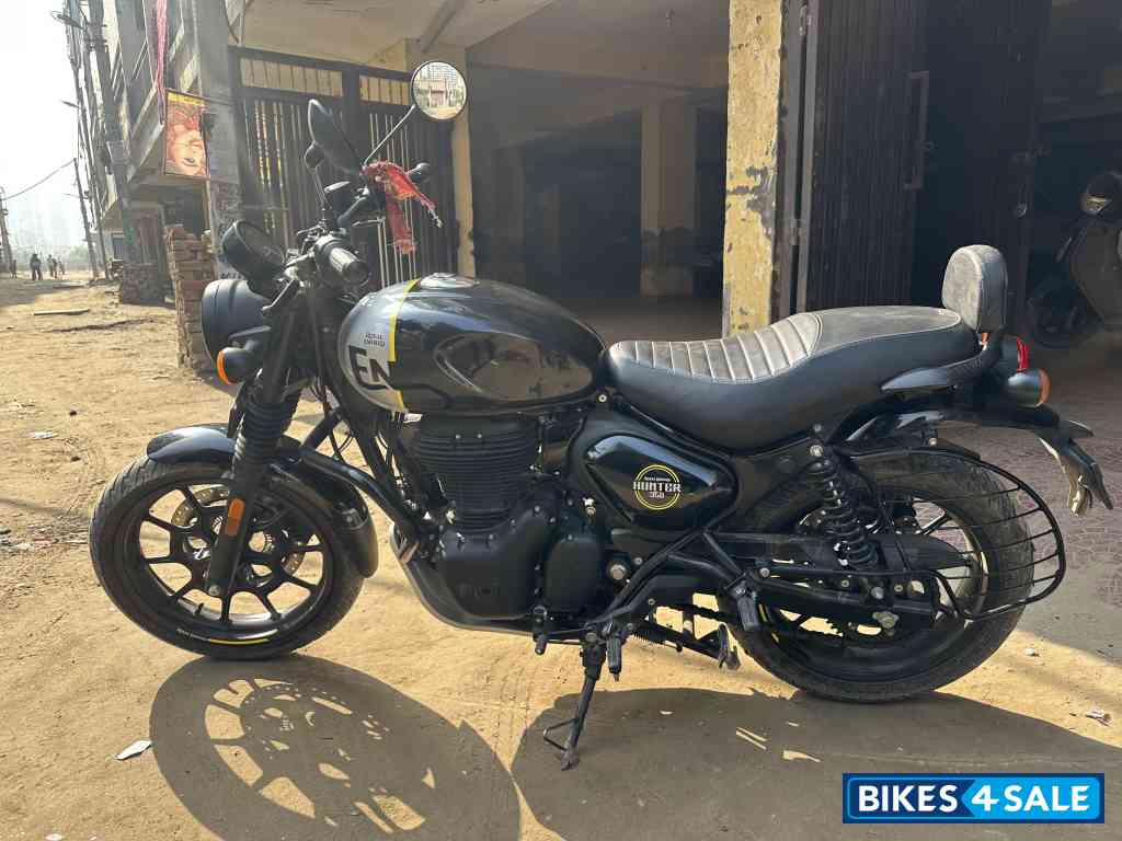 Black Royal Enfield Hunter 350 Metro