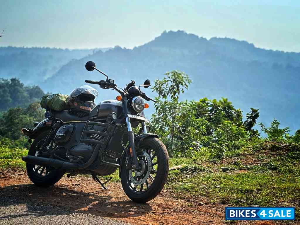 Lunar White Yezdi Roadster Dual Tone