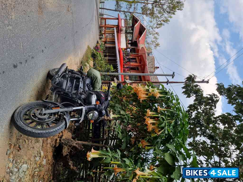 Lunar White Yezdi Roadster Dual Tone Lunar White Yezdi Roadster Dual Tone