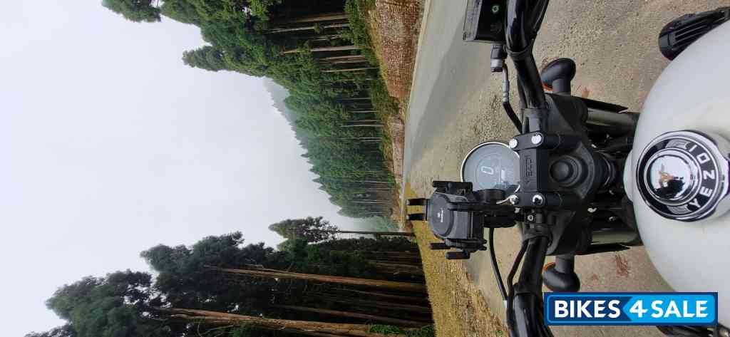 Lunar White Yezdi Roadster Dual Tone Lunar White Yezdi Roadster Dual Tone