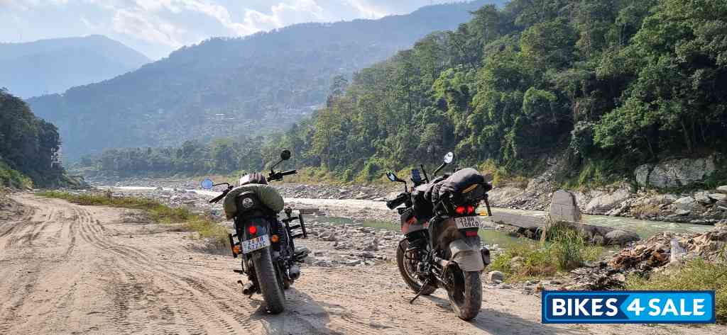 Lunar White Yezdi Roadster Dual Tone Lunar White Yezdi Roadster Dual Tone