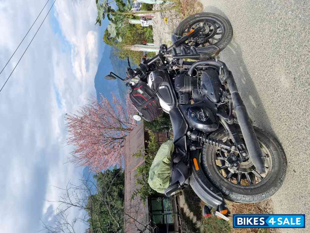 Lunar White Yezdi Roadster Dual Tone Lunar White Yezdi Roadster Dual Tone