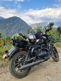 Lunar White Yezdi Roadster Dual Tone