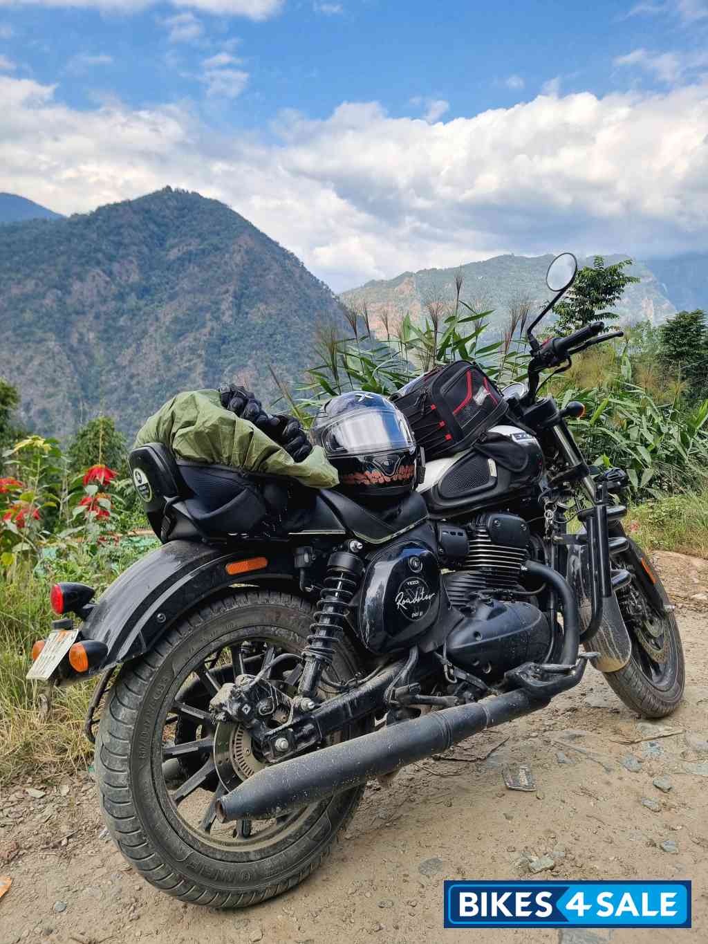 Lunar White Yezdi Roadster Dual Tone Lunar White Yezdi Roadster Dual Tone