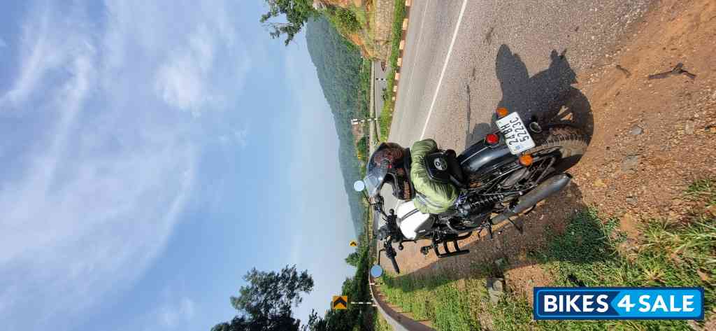 Lunar White Yezdi Roadster Dual Tone Lunar White Yezdi Roadster Dual Tone