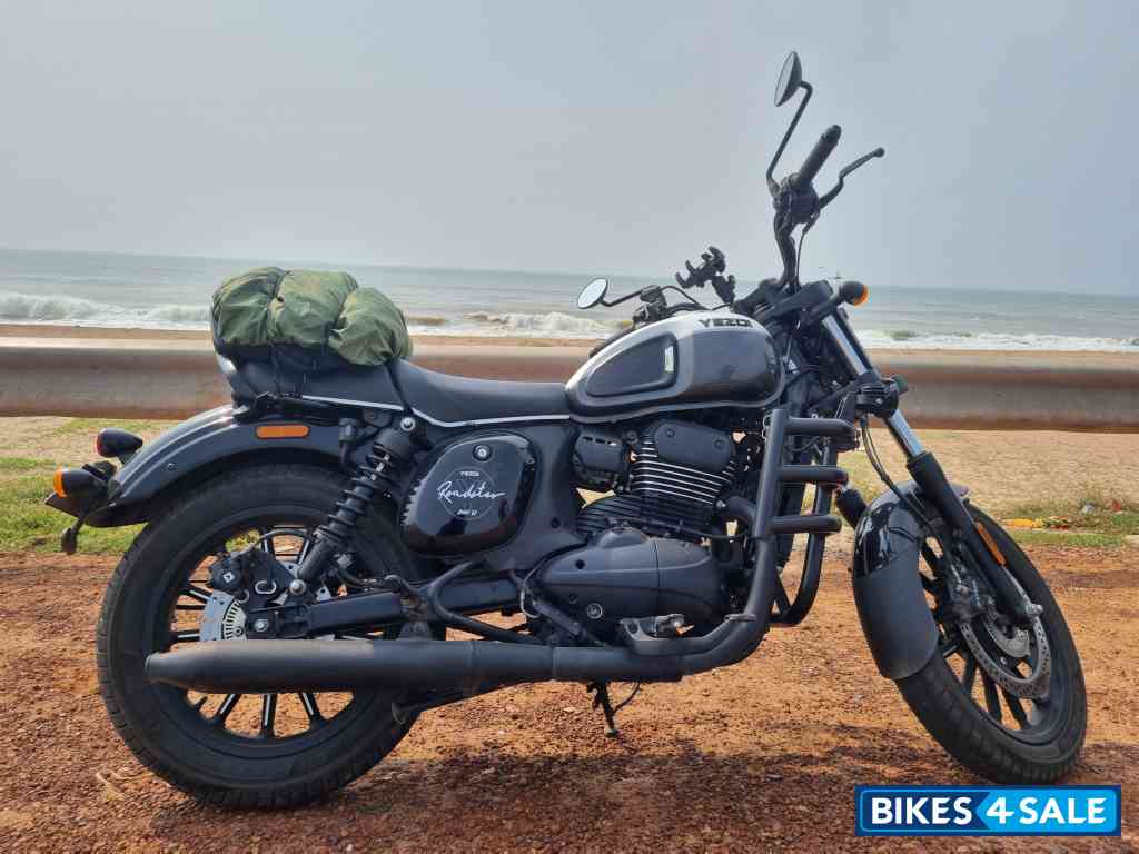 Lunar White Yezdi Roadster Dual Tone Lunar White Yezdi Roadster Dual Tone