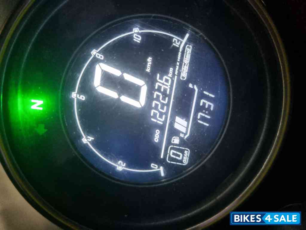 Lunar White Yezdi Roadster Dual Tone Lunar White Yezdi Roadster Dual Tone