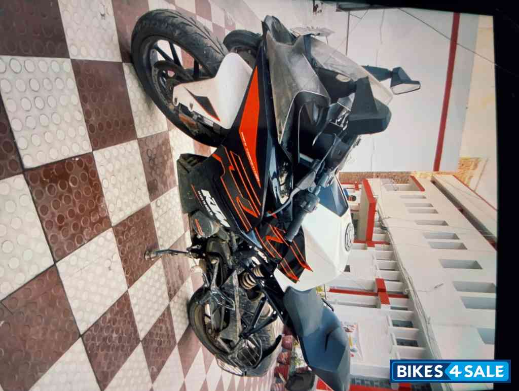 White Black Red KTM RC 125
