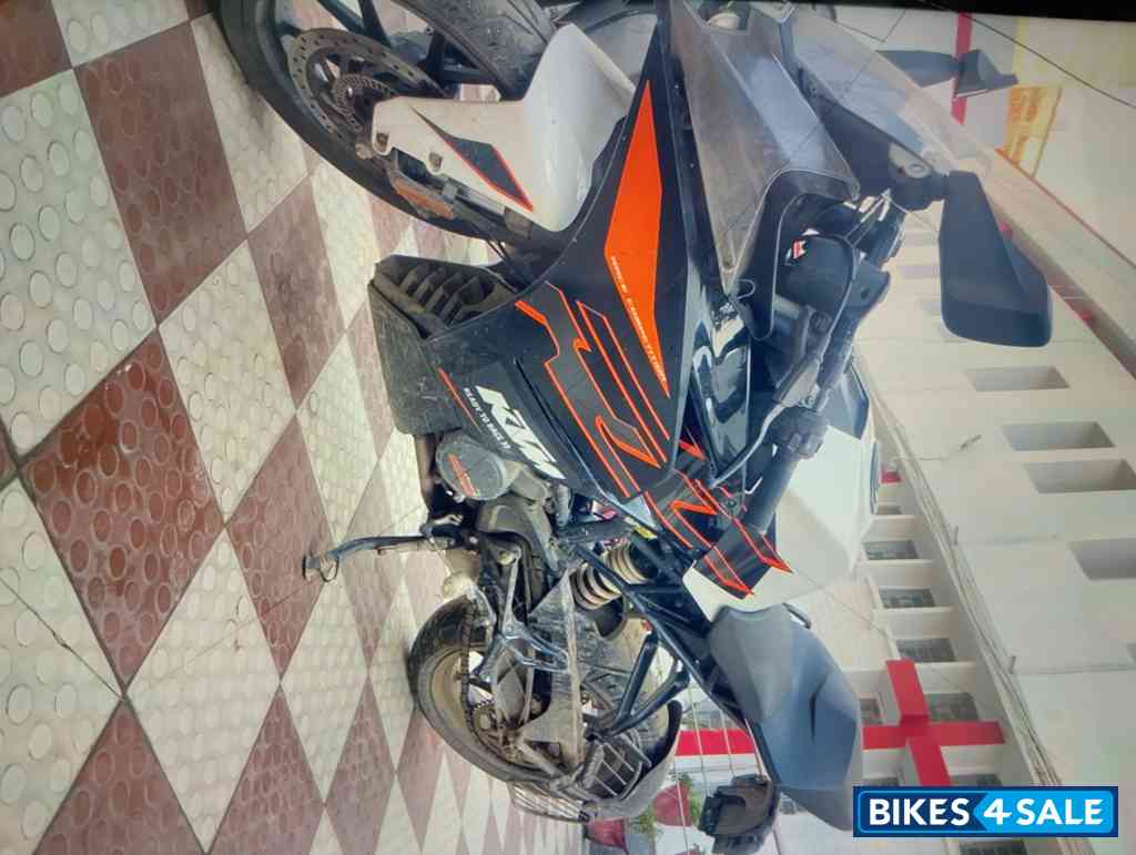 White Black Red KTM RC 125