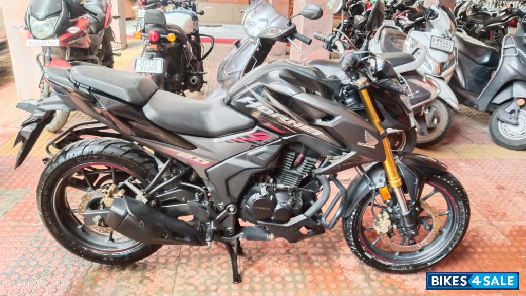 Pearl Igneous Black Honda Hornet 2.0