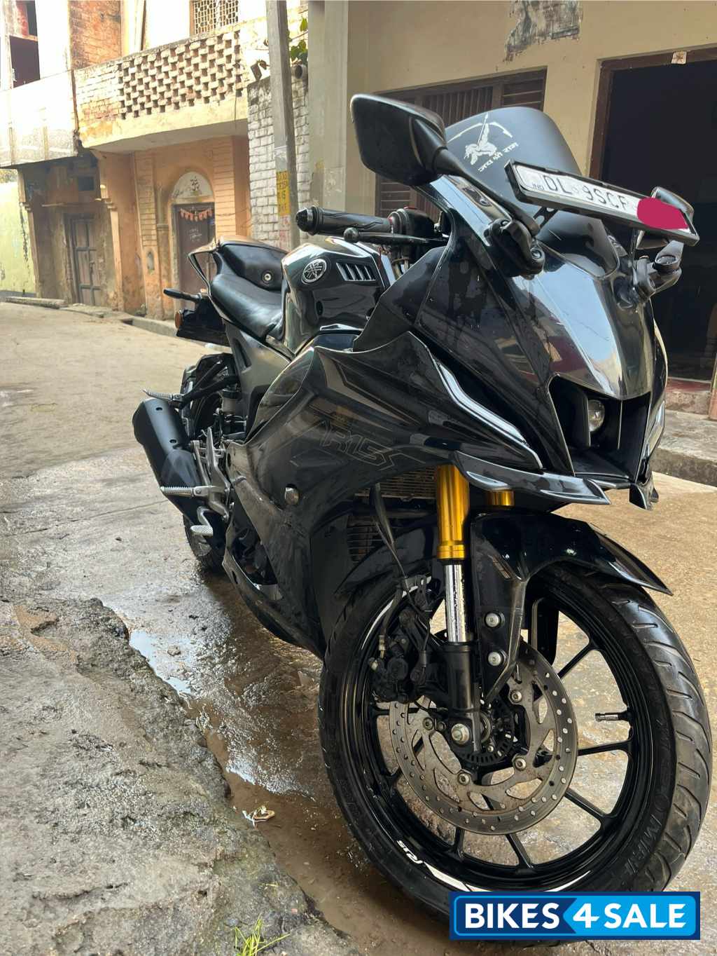 Black Yamaha R15 V4