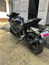Black Yamaha R15 V4
