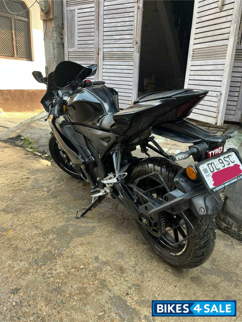 Black Yamaha R15 V4
