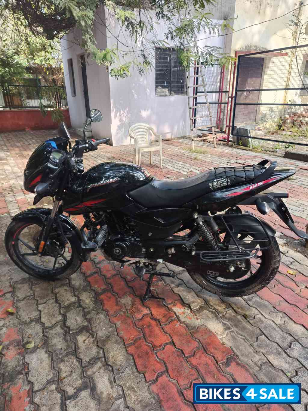 Bajaj Pulsar 125 Neon Disc Single Seat