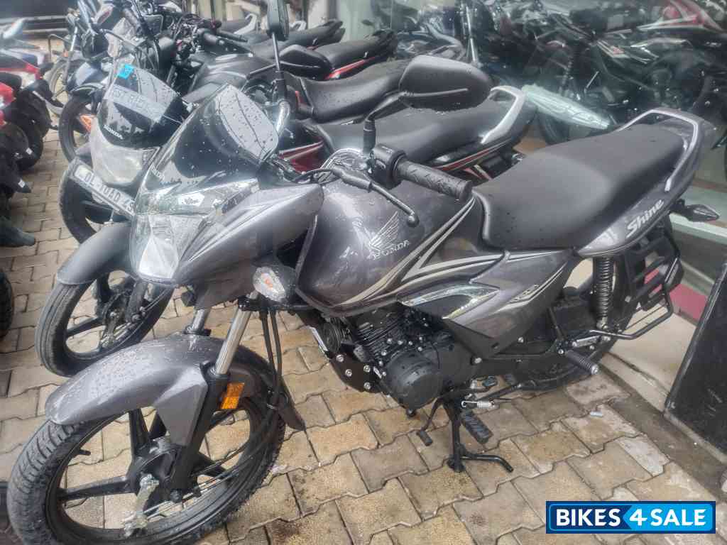 Grey Honda Shine BS6