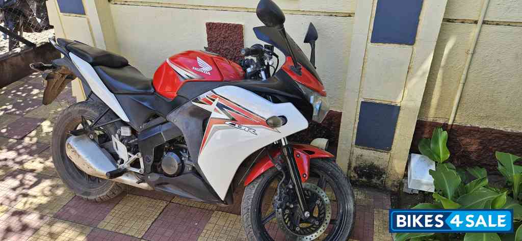 Red+white Honda CBR 150R
