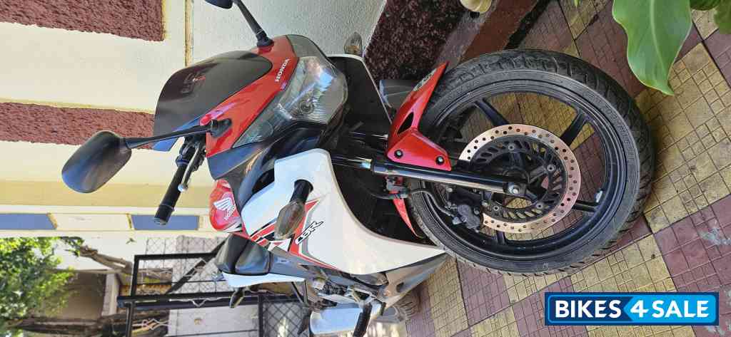 Red+white Honda CBR 150R