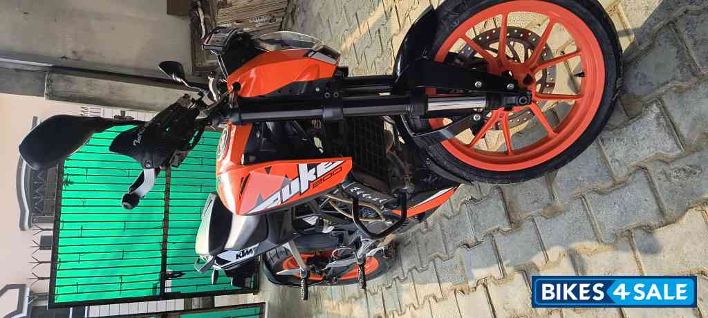 Orange KTM Duke 200 Orange KTM Duke 200