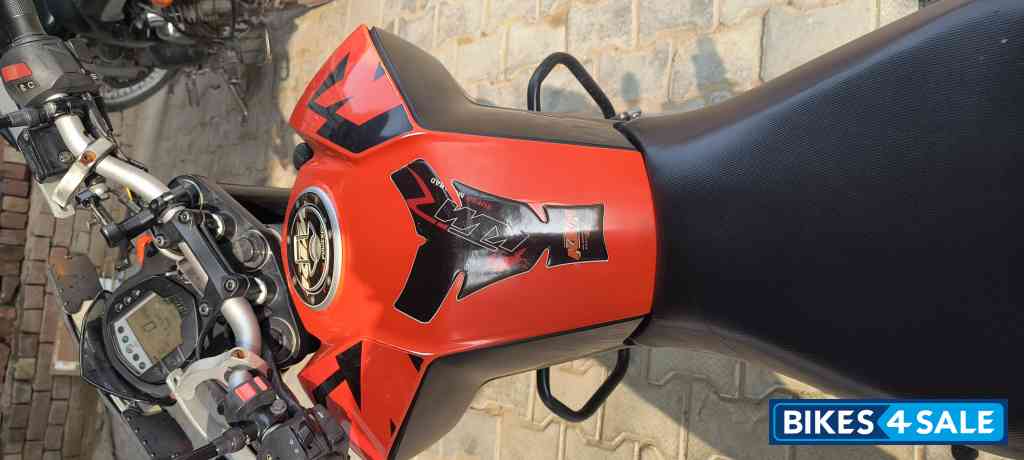 Orange KTM Duke 200 Orange KTM Duke 200