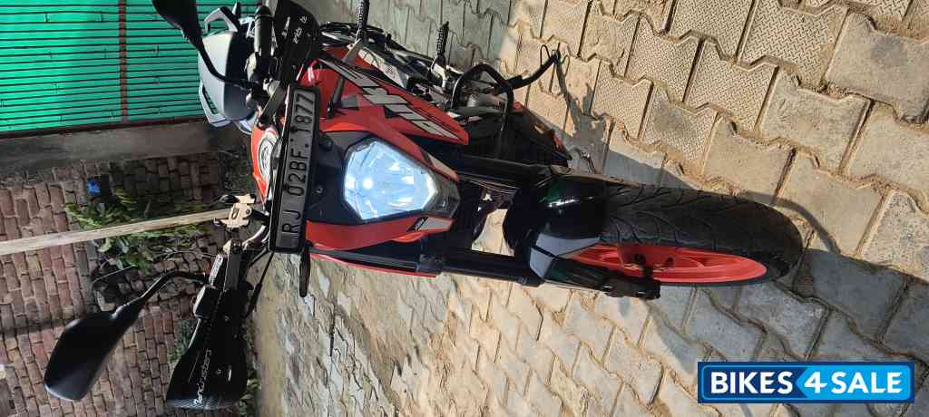 Orange KTM Duke 200 Orange KTM Duke 200