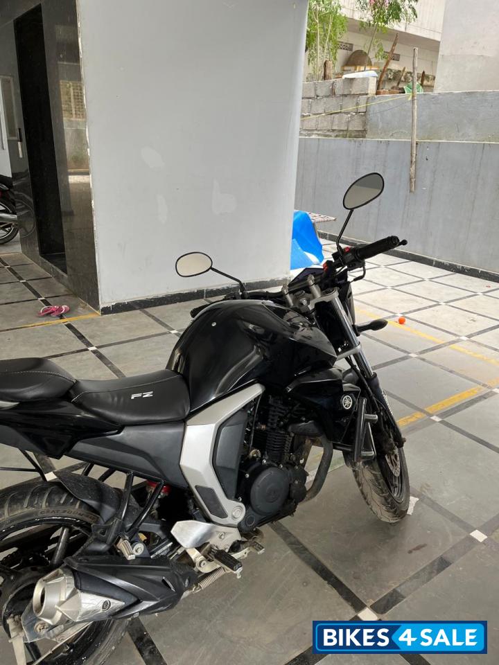 Black Yamaha FZ FI V2