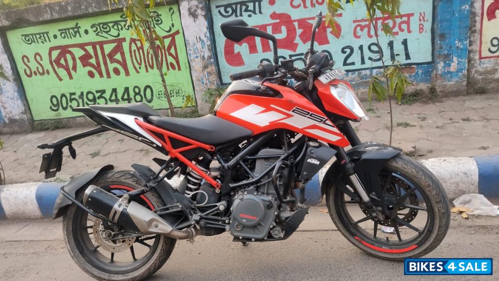 Orange KTM Duke 250