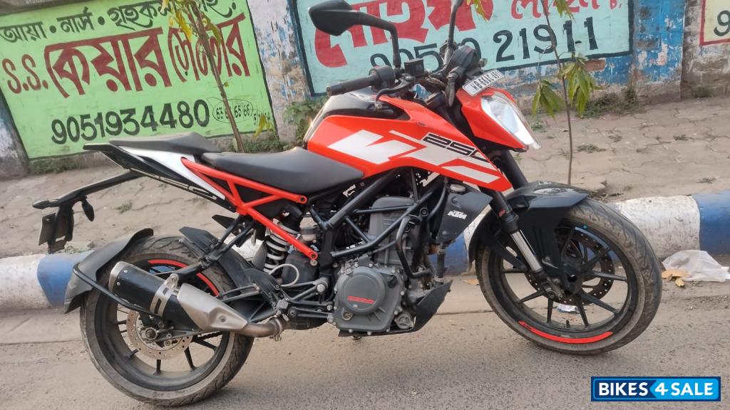 Orange KTM Duke 250
