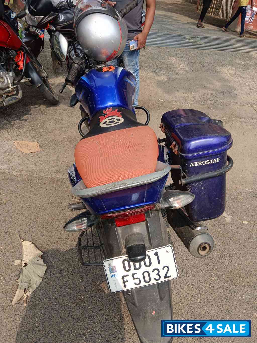 Blue Bajaj Discover 125