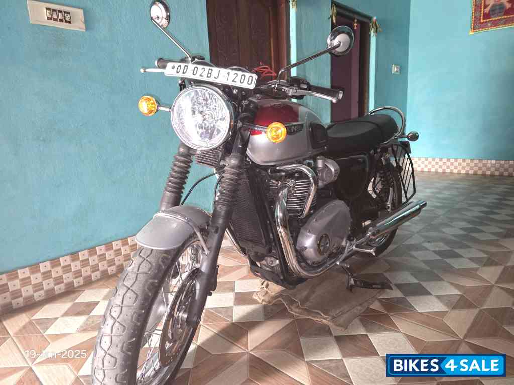 Cranberry Red+ Silver Triumph Bonneville T120