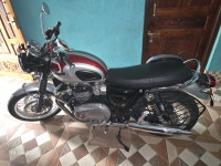 Cranberry Red+ Silver Triumph Bonneville T120