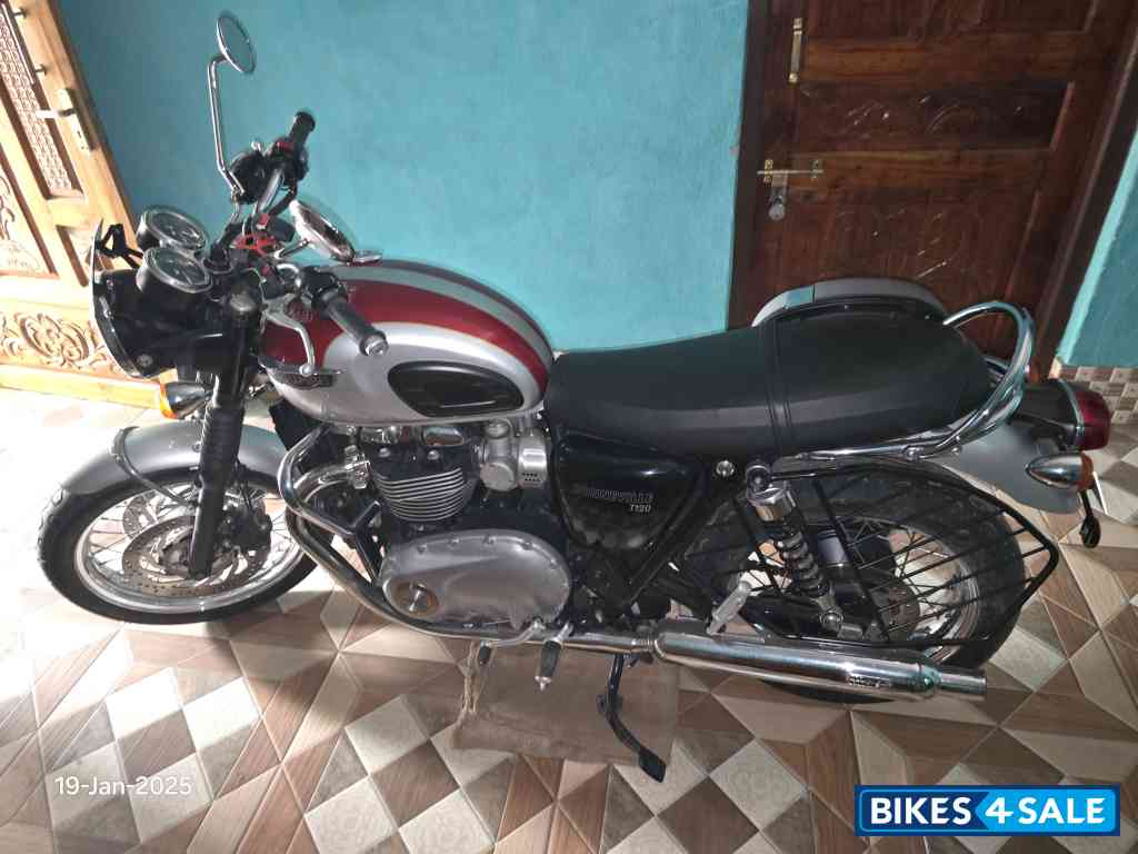 Cranberry Red+ Silver Triumph Bonneville T120