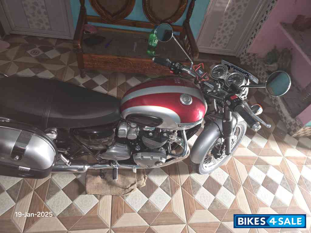 Cranberry Red+ Silver Triumph Bonneville T120