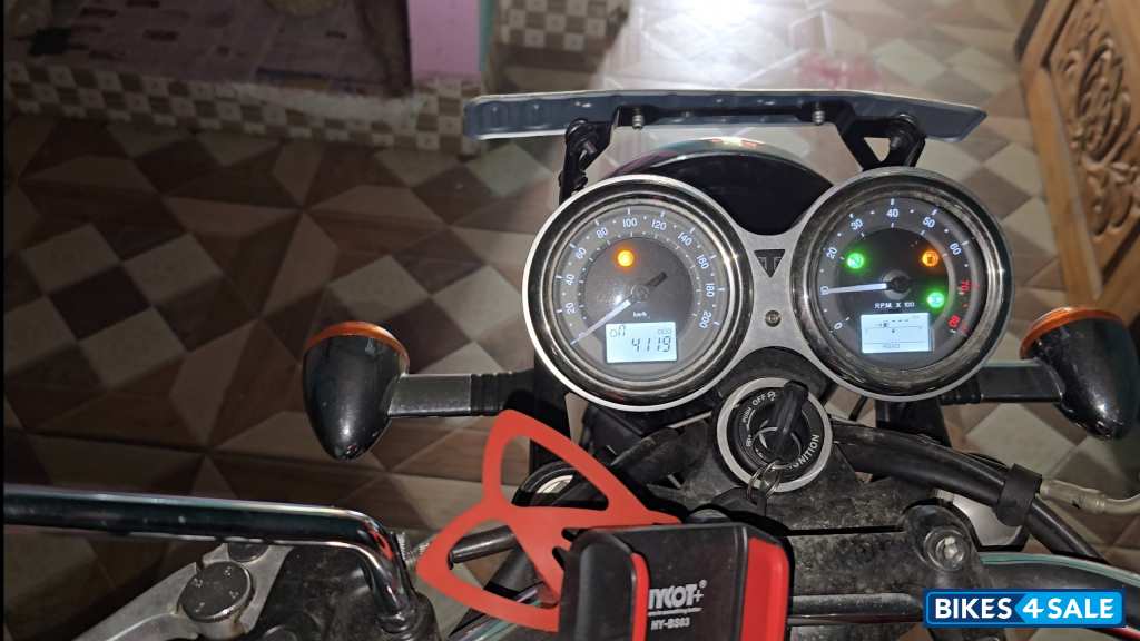 Cranberry Red+ Silver Triumph Bonneville T120