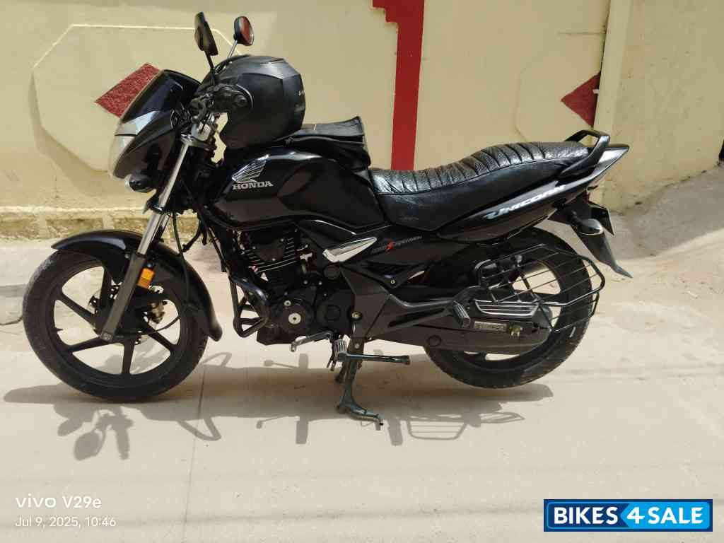 Black Honda CB Unicorn 160