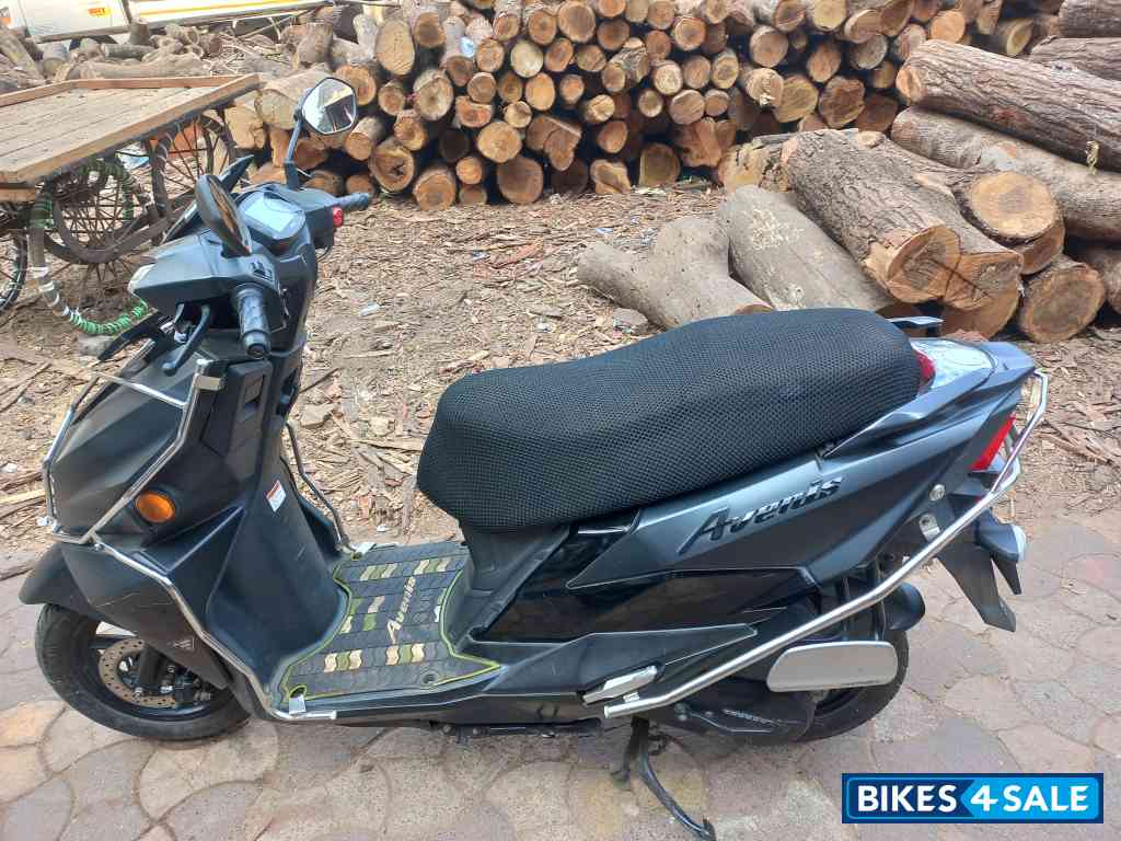 Black Suzuki Avenis 125 Ride Connect Edition