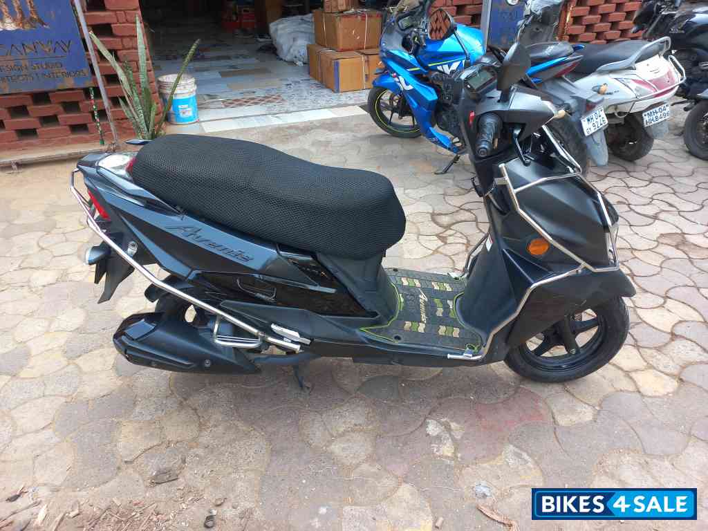 Black Suzuki Avenis 125 Ride Connect Edition