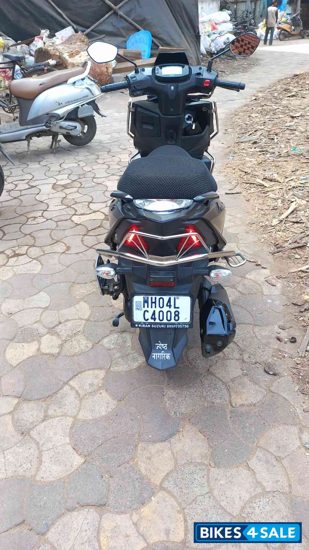 Black Suzuki Avenis 125 Ride Connect Edition