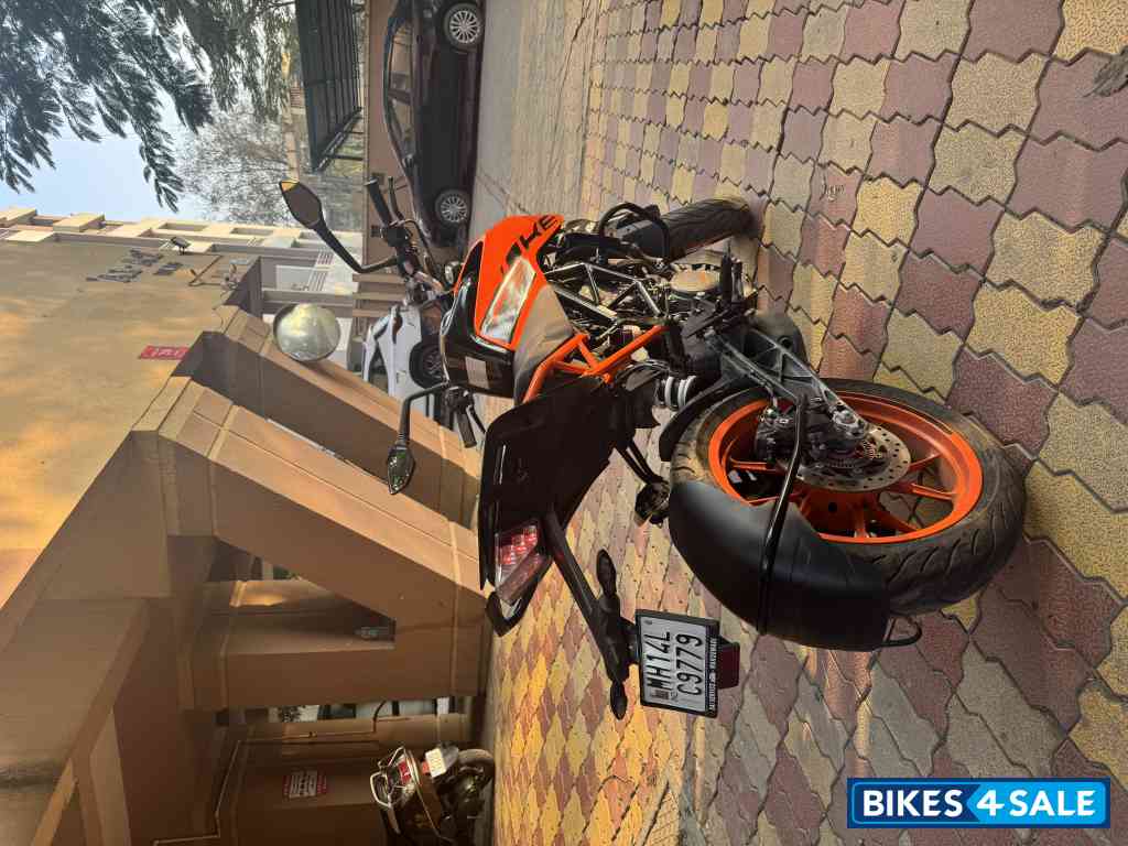 Orange KTM Duke 200 ABS