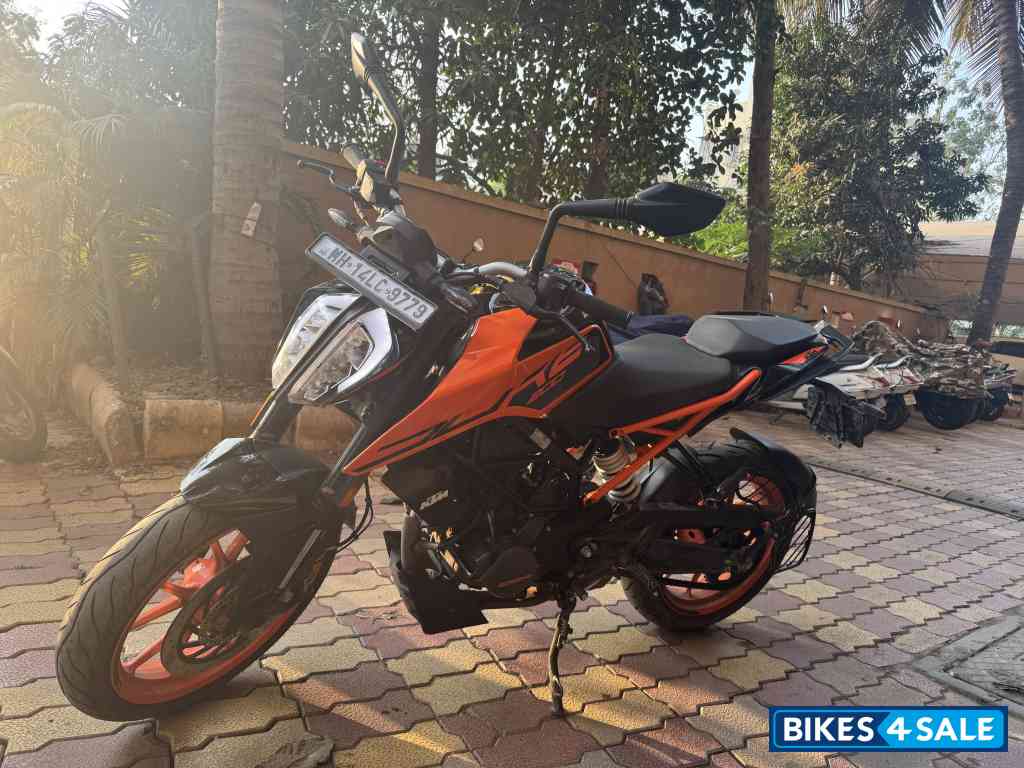 Orange KTM Duke 200 ABS