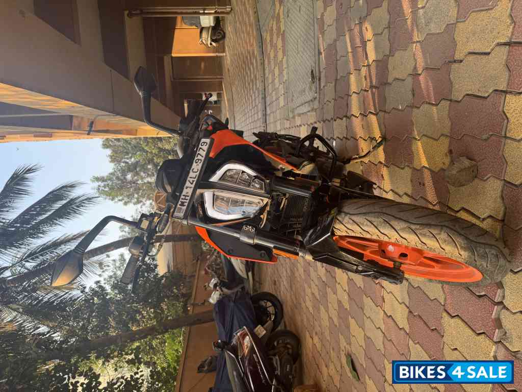 Orange KTM Duke 200 ABS