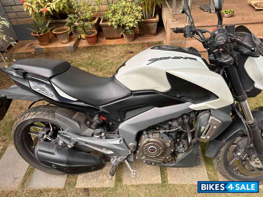 White Bajaj Dominar 400