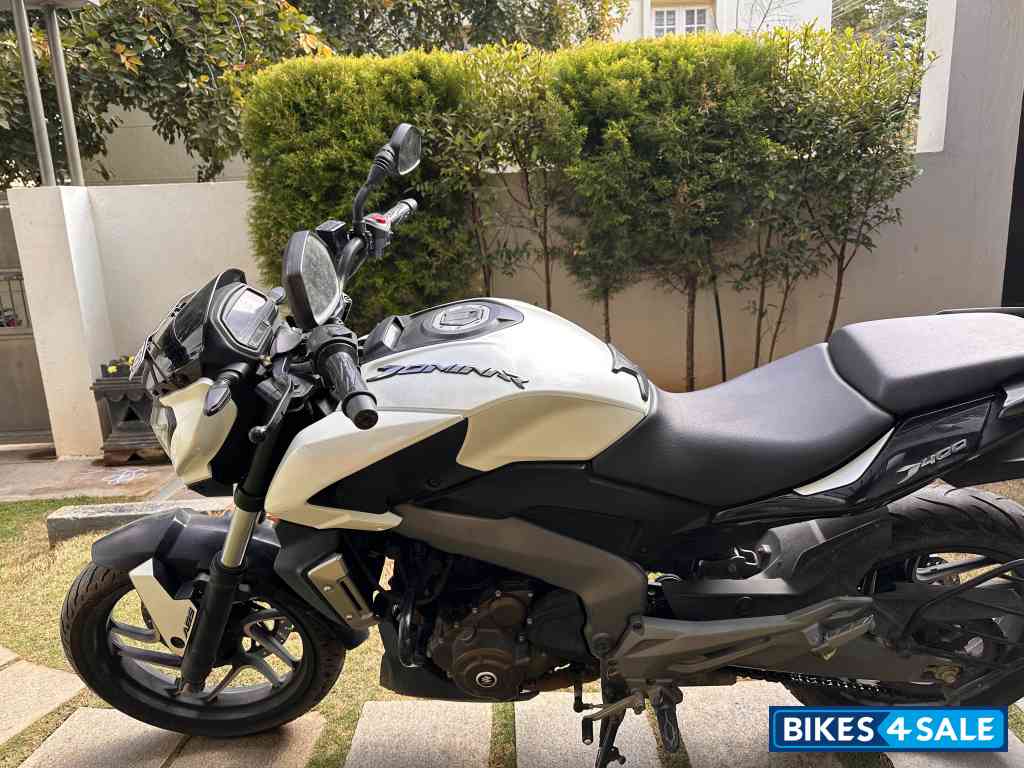 White Bajaj Dominar 400