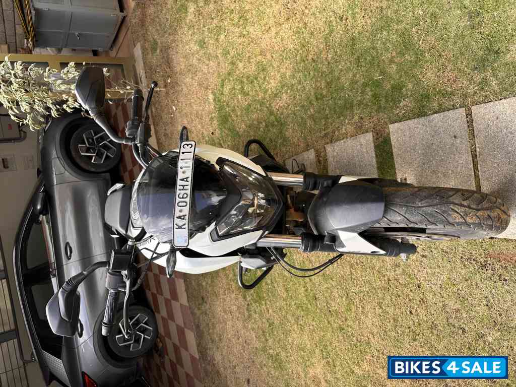 White Bajaj Dominar 400