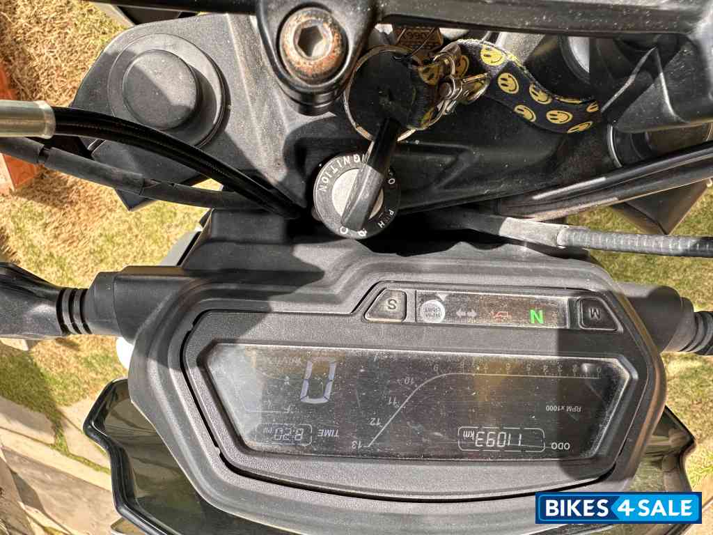 White Bajaj Dominar 400