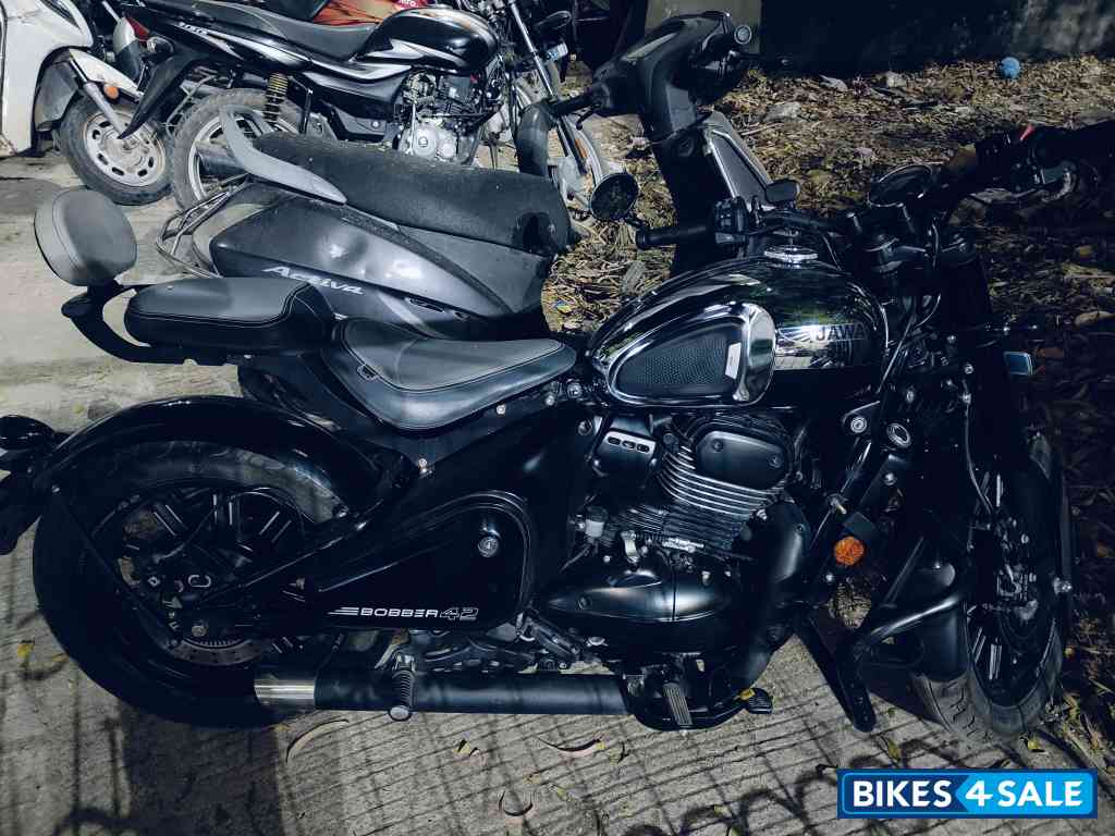Jawa 42 Bobber Black Mirror