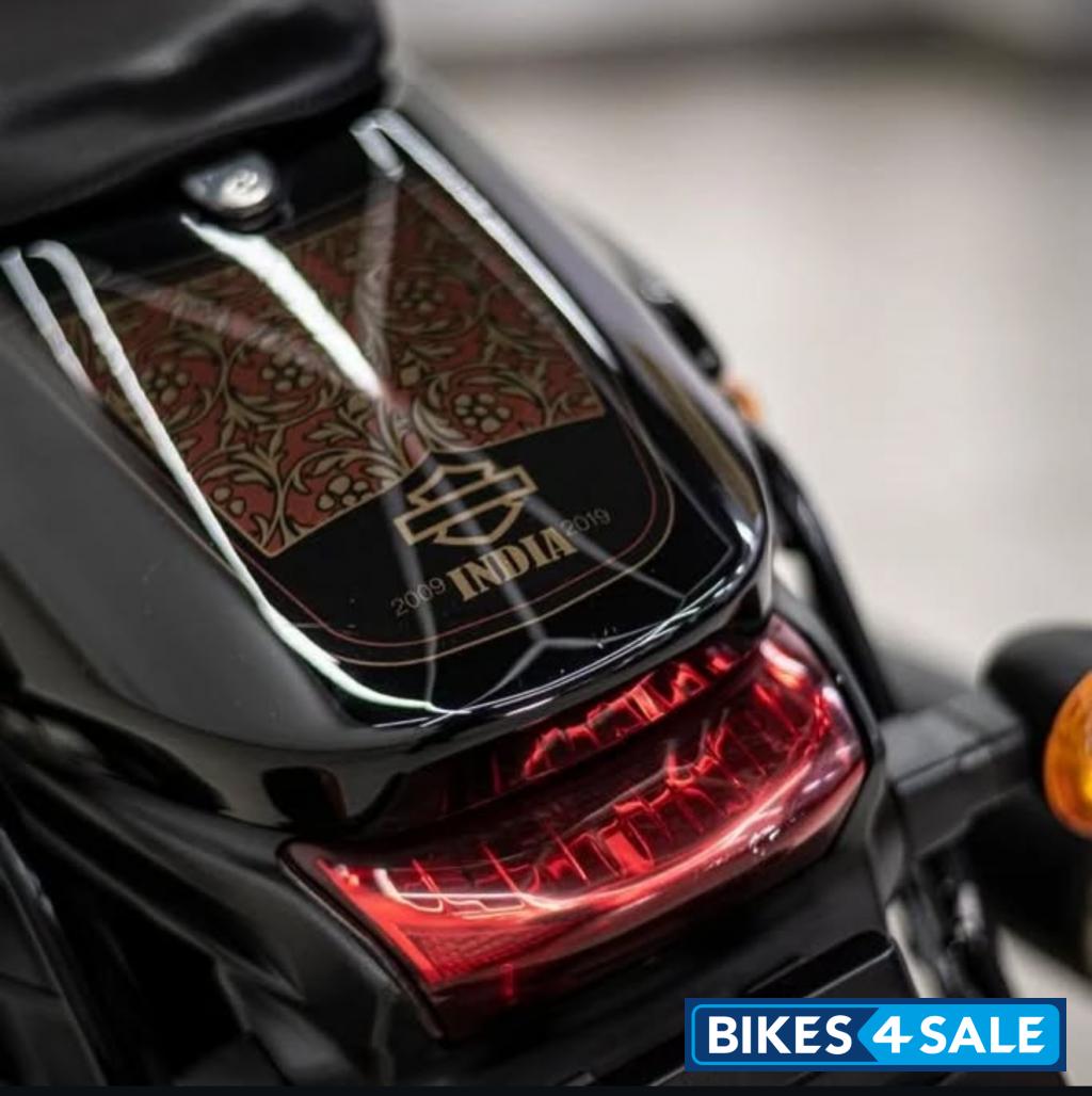 Black Harley Davidson Street 750