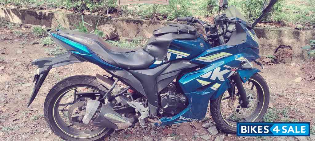 Blue Suzuki Gixxer SF Fi